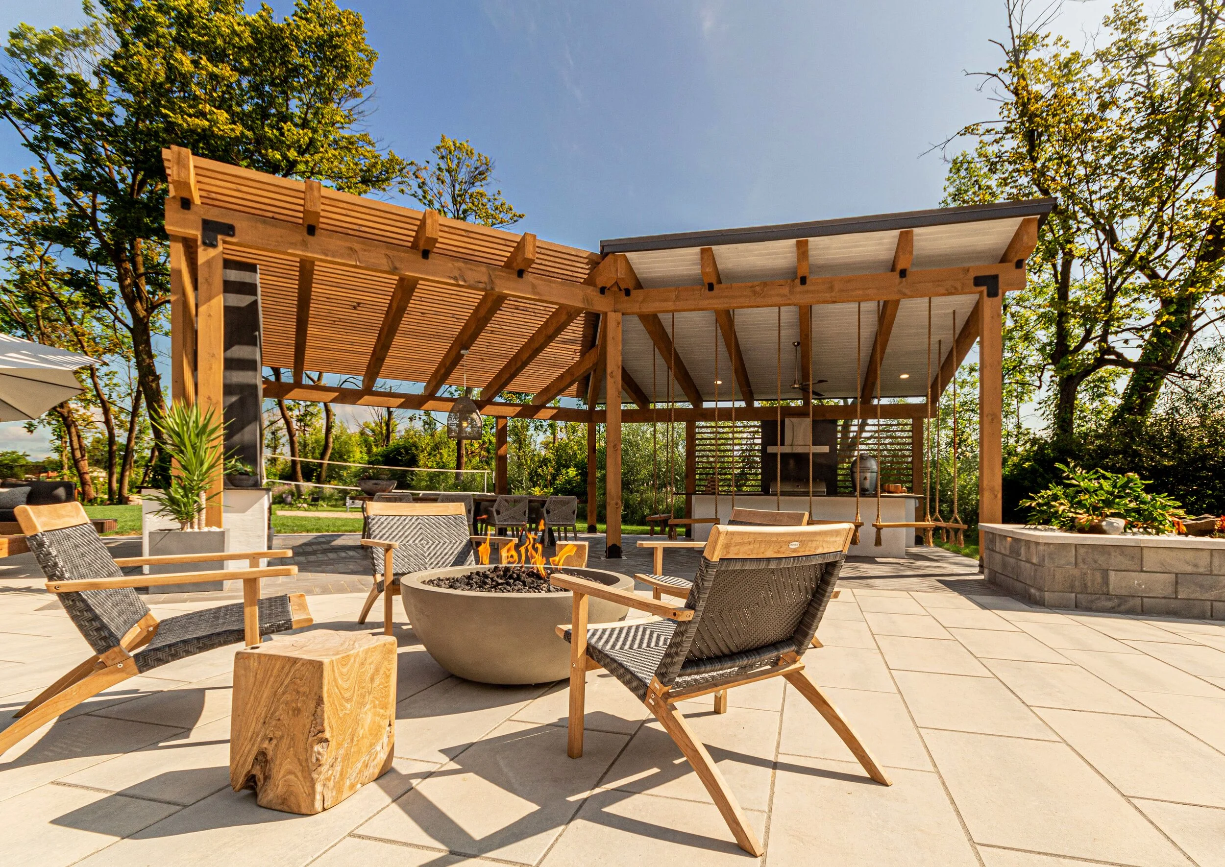 Outdoor outlet lounge bar